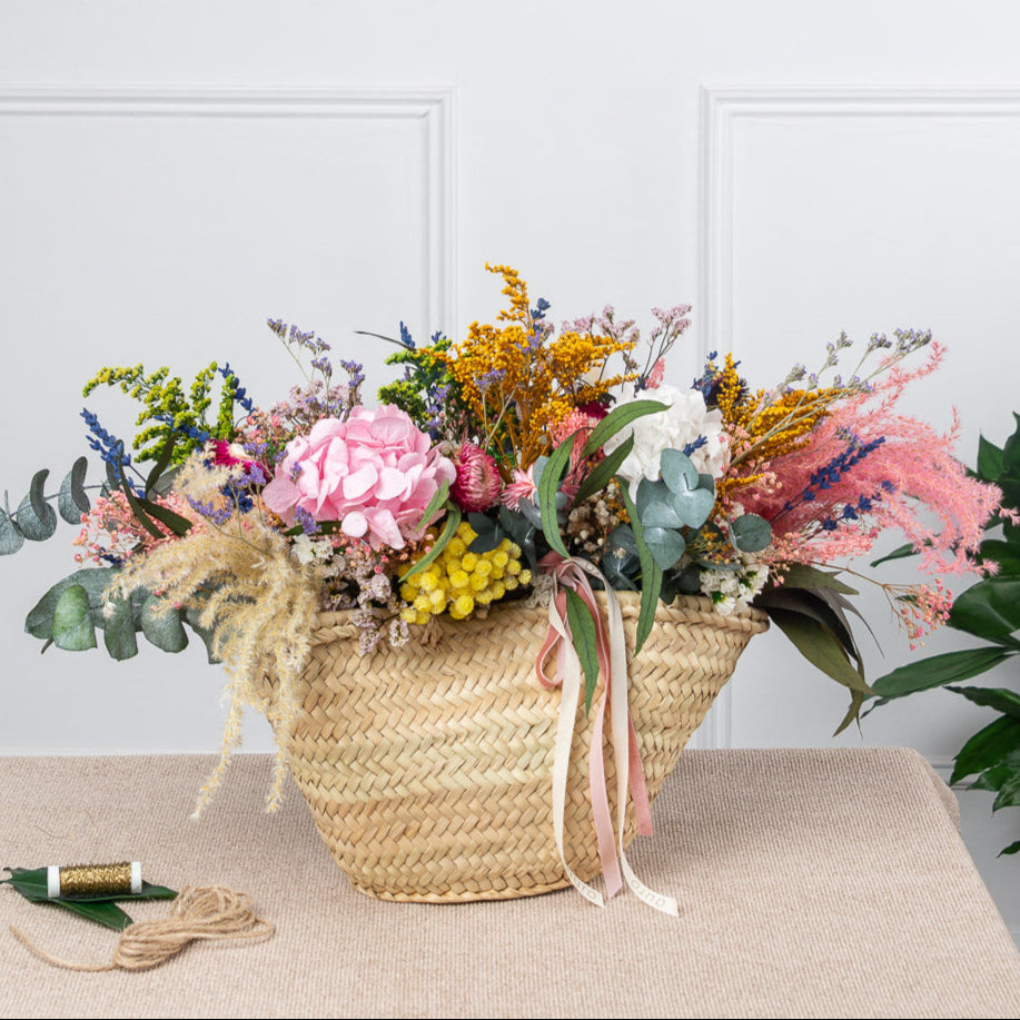 cesto de flores de primavera preservadas con hortensia