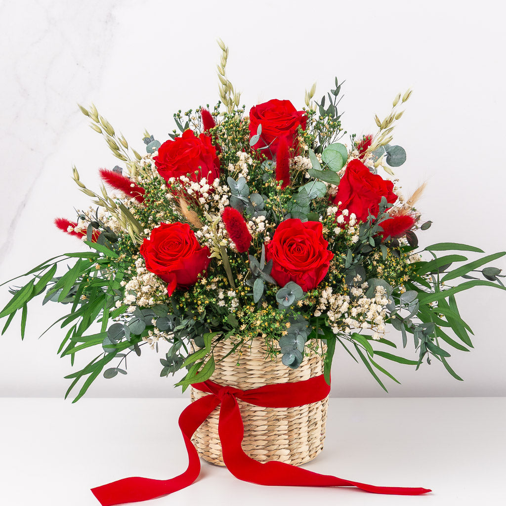Cesto con rosas eternas