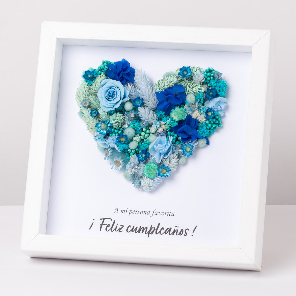 cuadro con flores preservadas en tonos azules