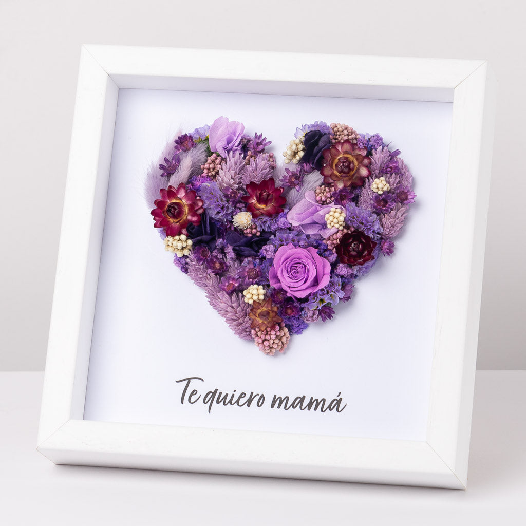 marco con corazón de flores hecho de flores preservadas