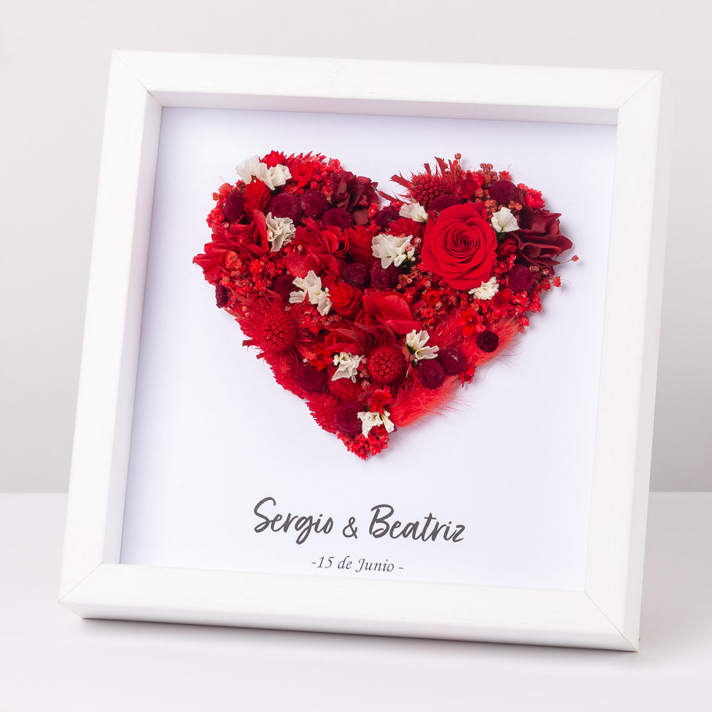 cuadro con corazón de rosas y flores preservadas