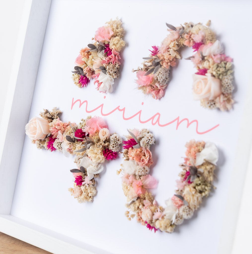 cuadro personalizado de cumpleaños con tu edad y nombre hechos con flores preservadas