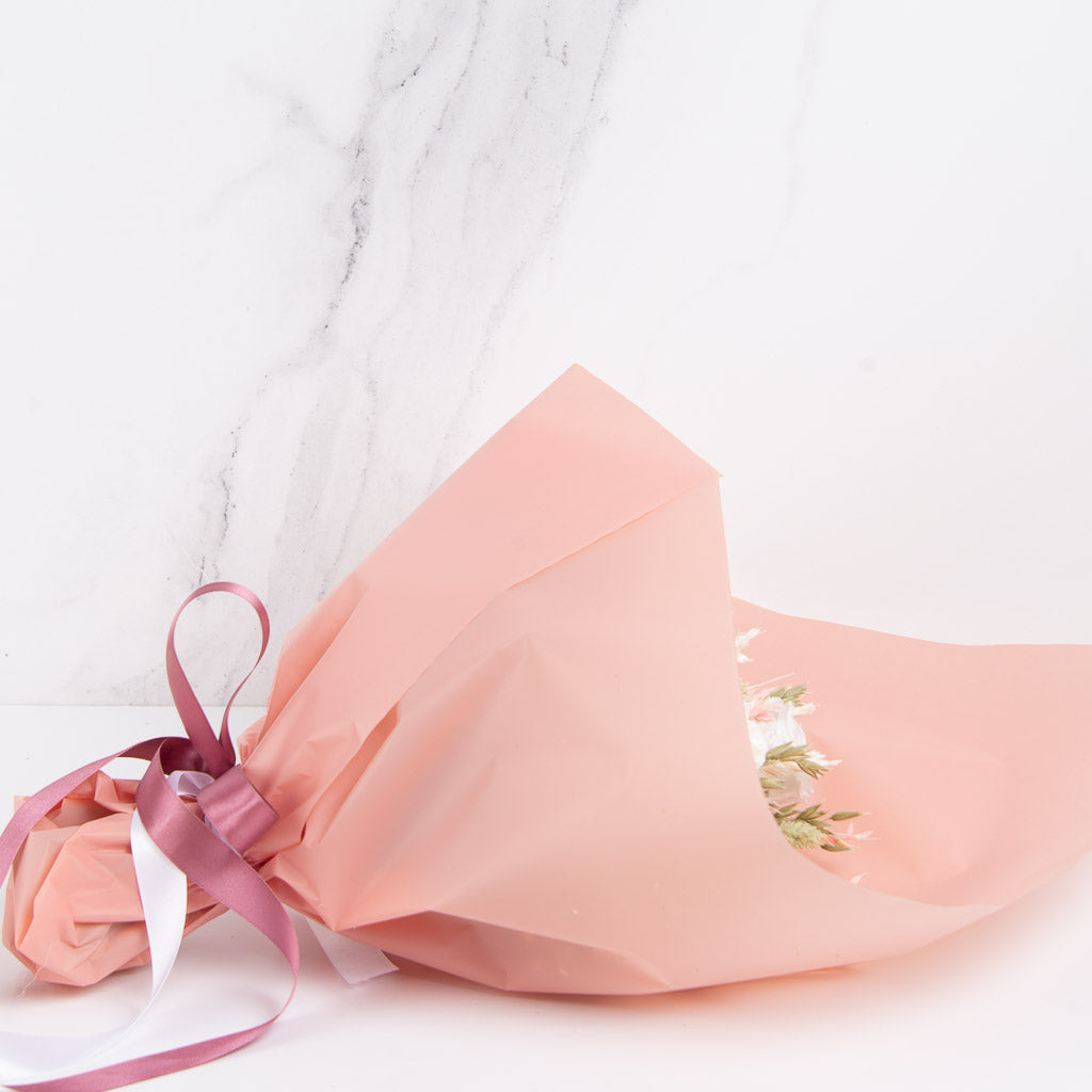 papel de regalo en color rosa para flores preservadas
