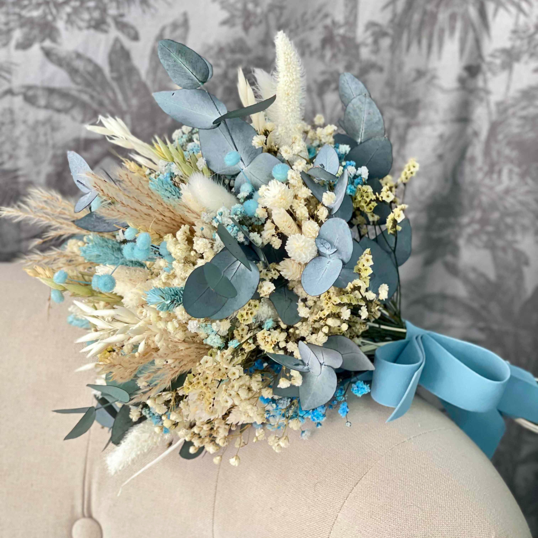 ramo de novia en tonos azules con flores preservadas