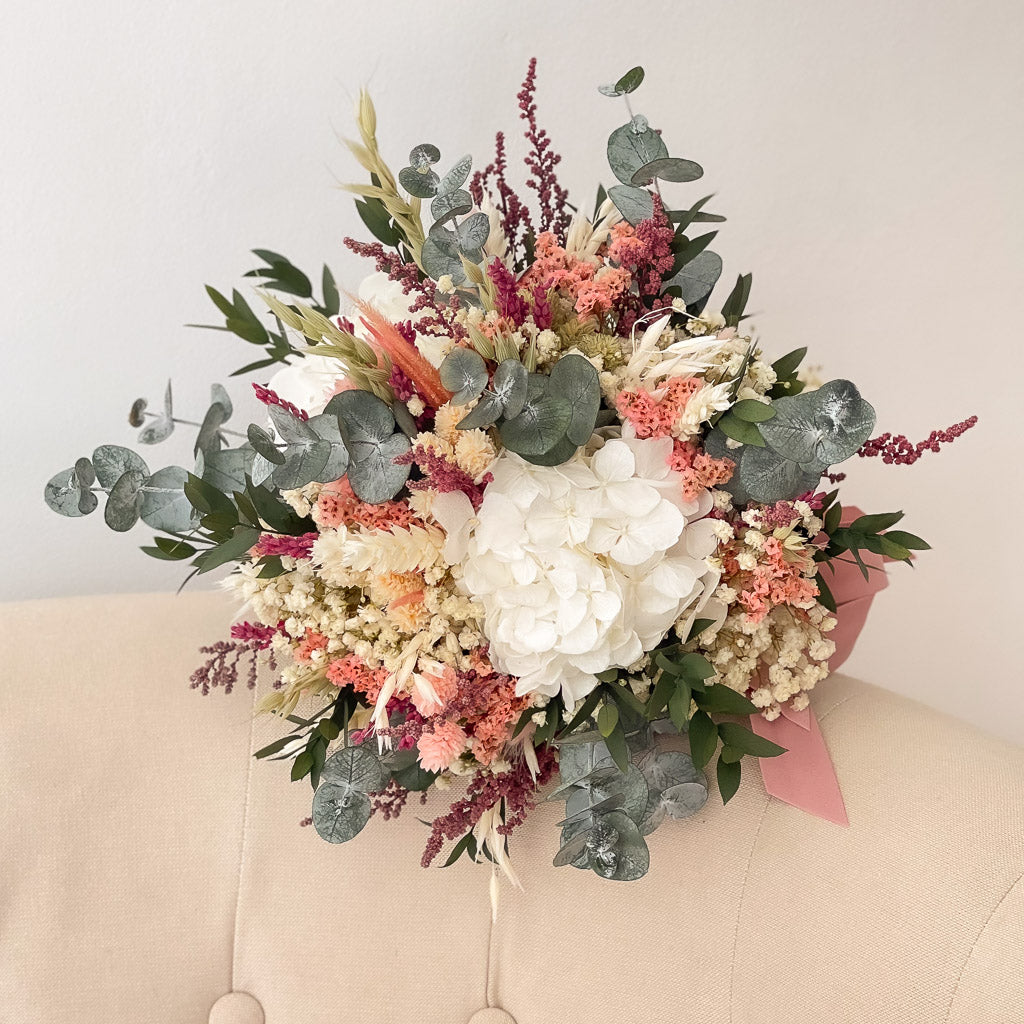 ramo de estilo silvestre de flores preservadas para novia