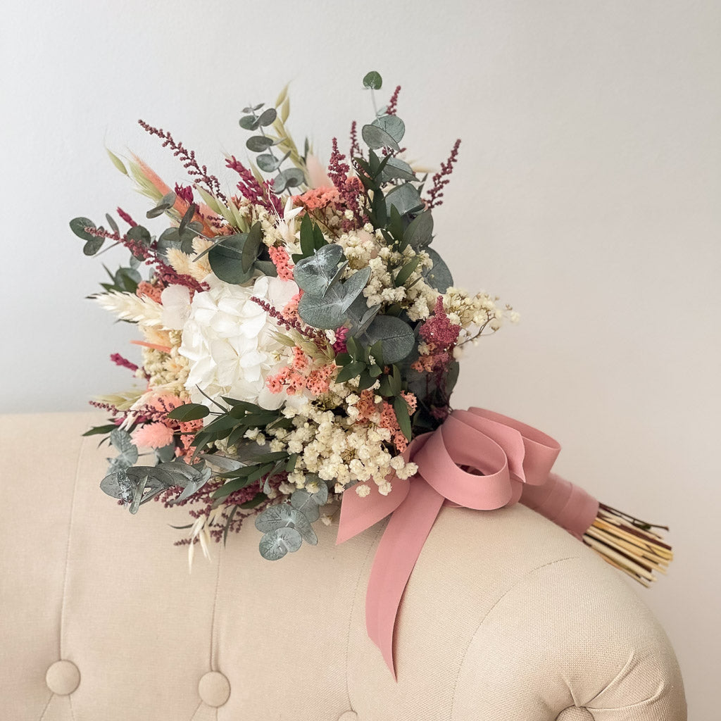 ramo de flores preservadas con eucaliptus y hortensias