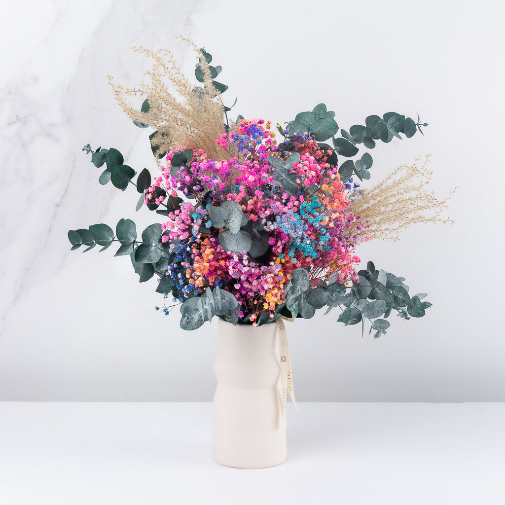 ramo de flores preservadas con eucalipto y flores multicolor