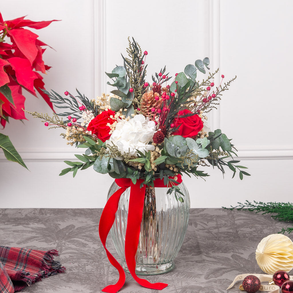 ramo de navidad de flores secas y preservadas. con hortensia, rosa, piñas y eucalipto