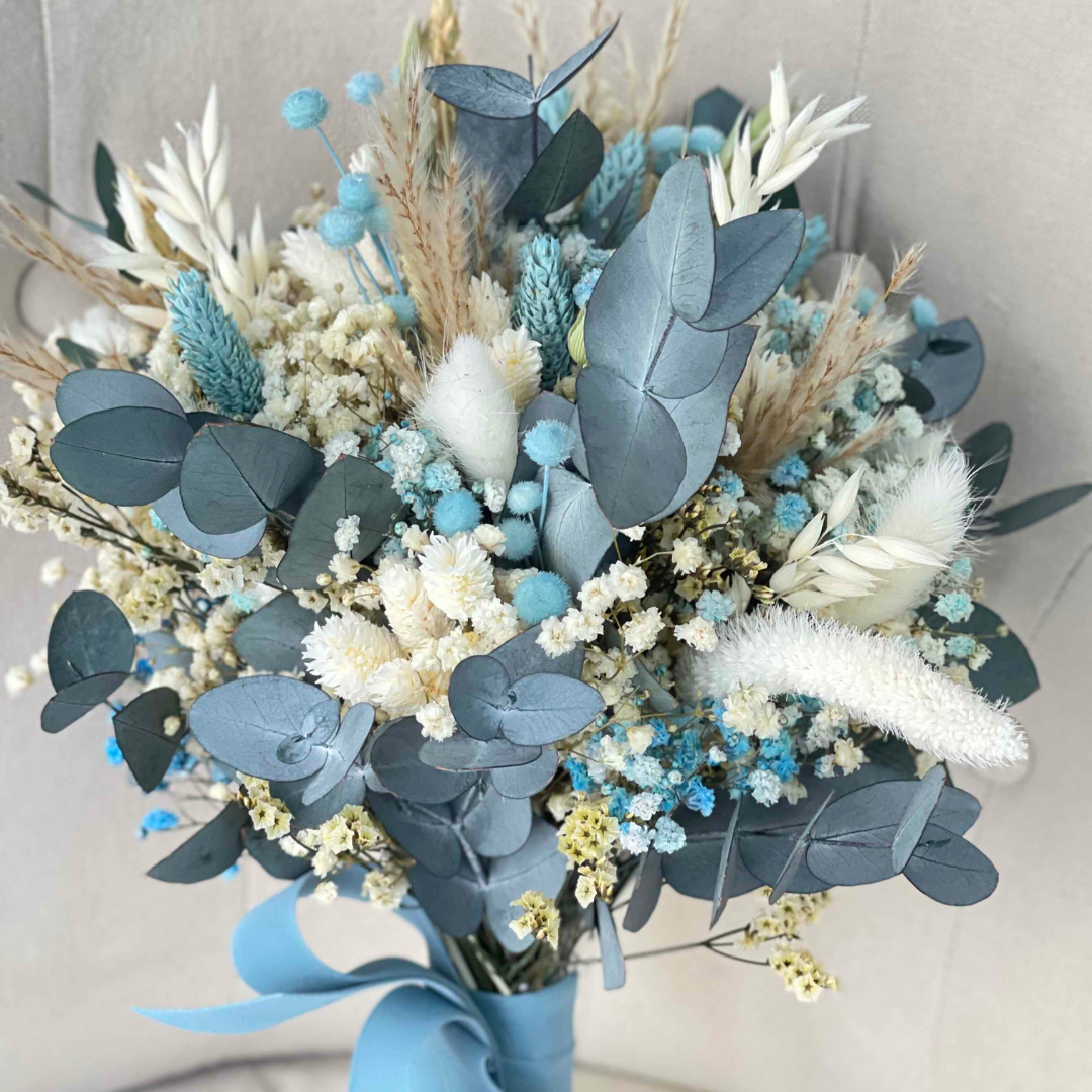 Ramo de novia de flores preservadas con eucalipto y flores blancas y azules