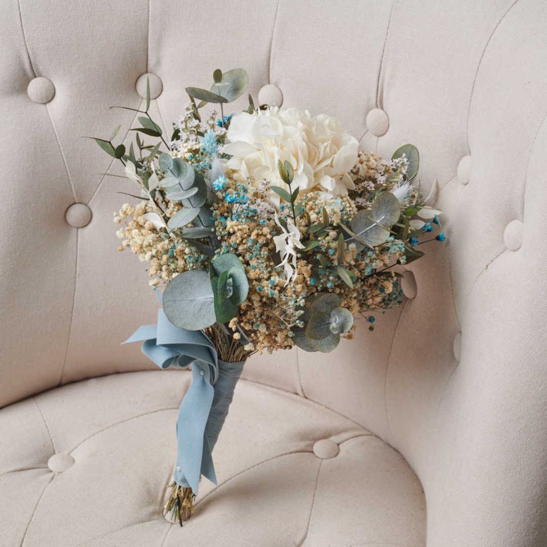 hortensia blanca con eucaliptus preservado ramo de novia