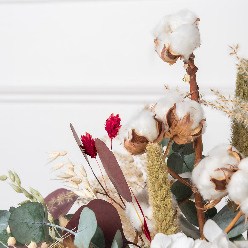 cesta de flores preservadas con eucalipto, algodón y hortensia