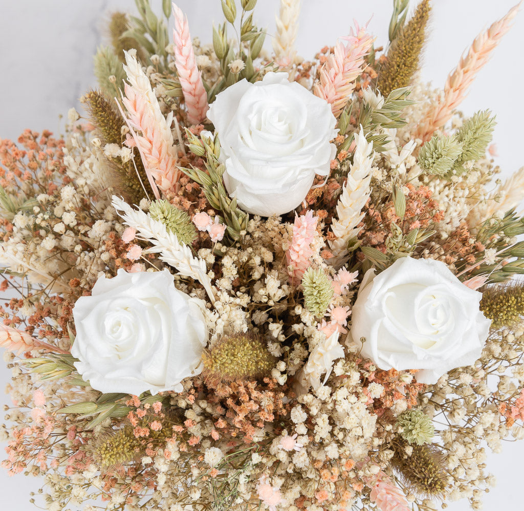 flores preservadas rosas blancas