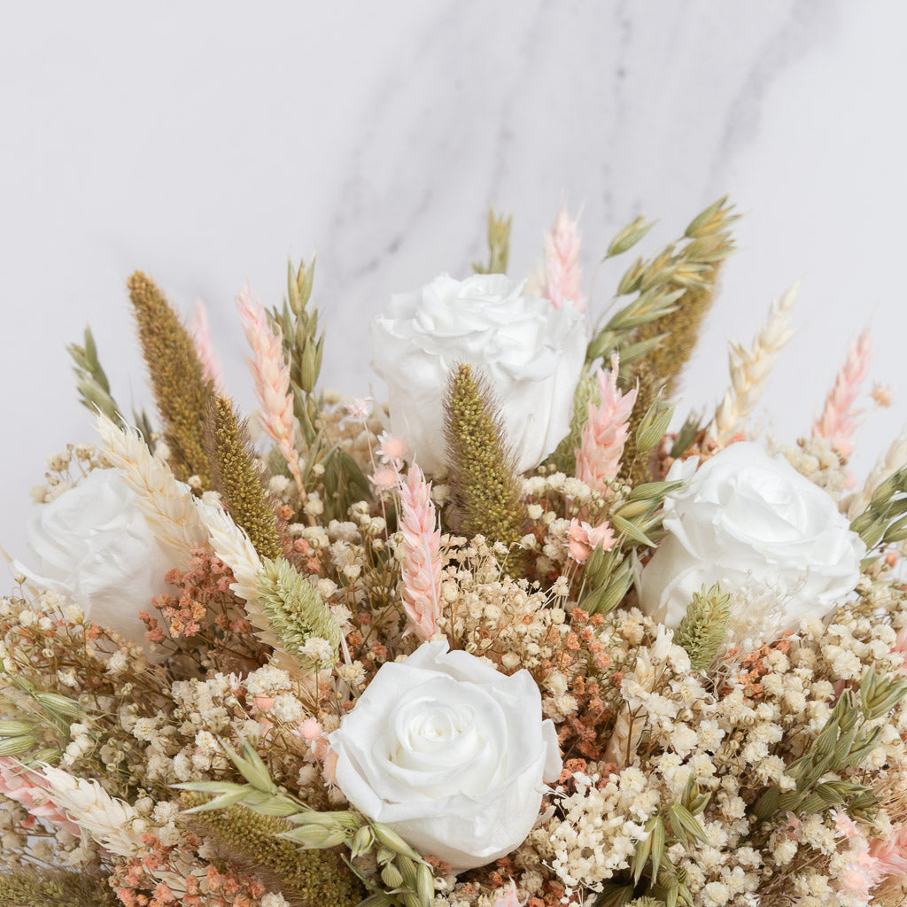 flores preservadas rosas blancas