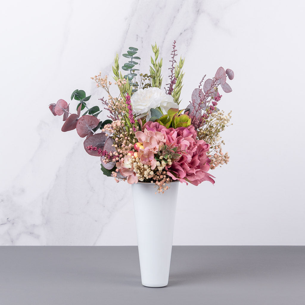 bucaro con arreglo de flores funerario con flores artificiales y preservadas. ideal para todos los santos.
