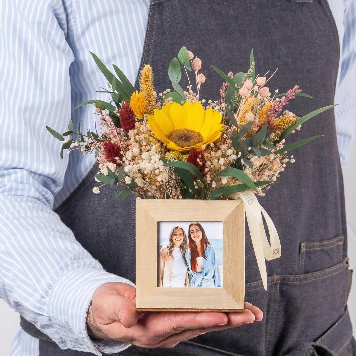 centro de flores preservadas con girasol eterno