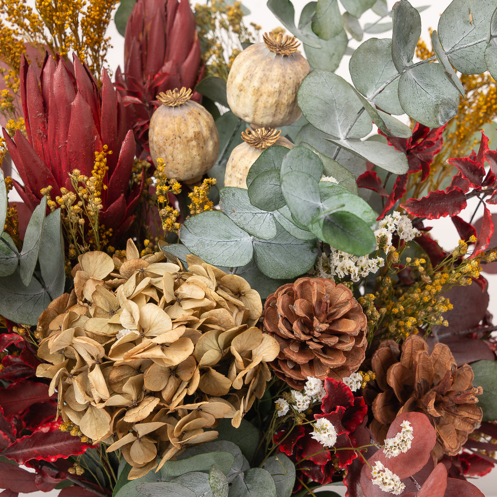 detalle de centro de flores preservadas