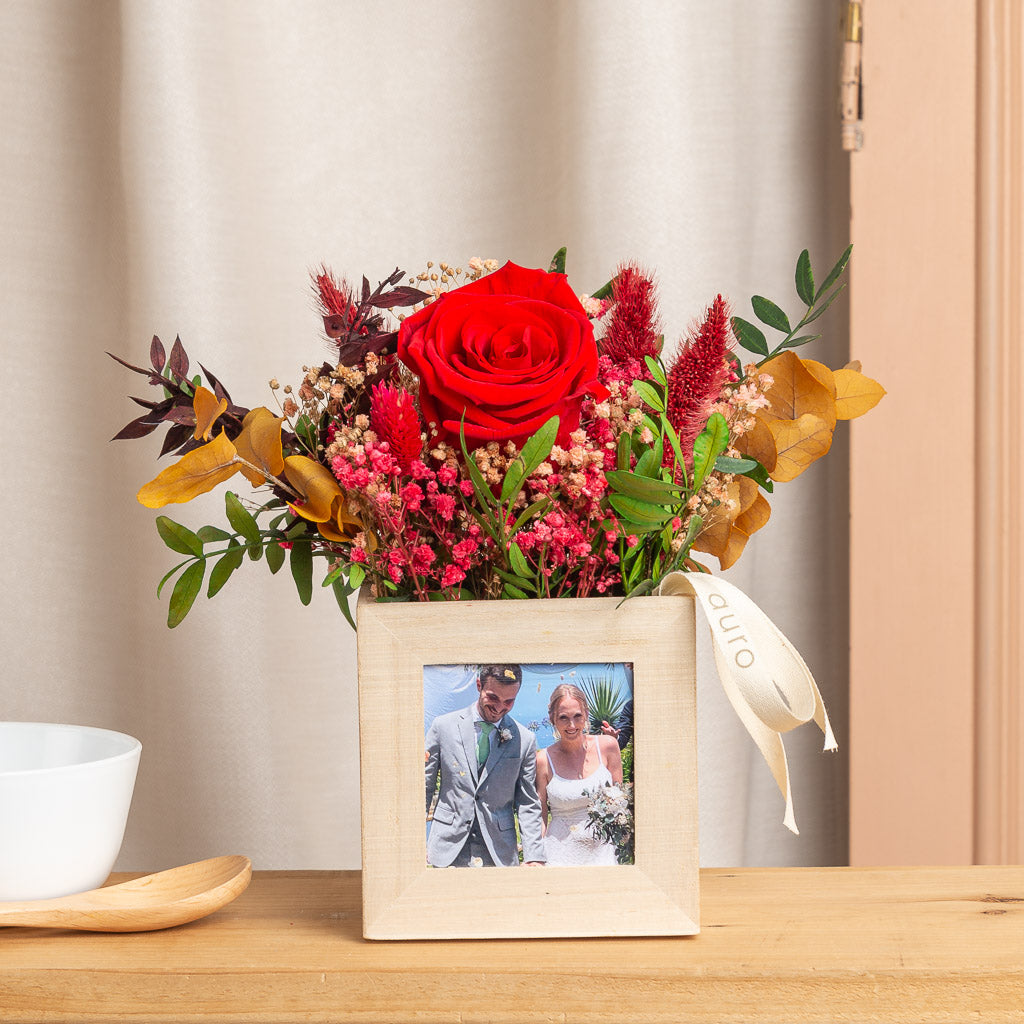 centro love con rosa eterna y fotografía