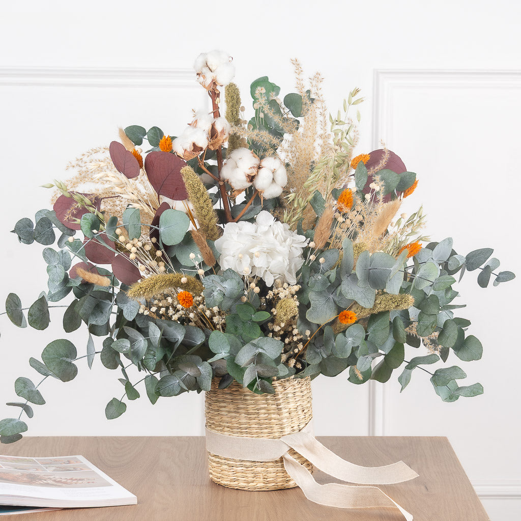 cesta de flores preservadas con eucalipto, algodón y hortensia