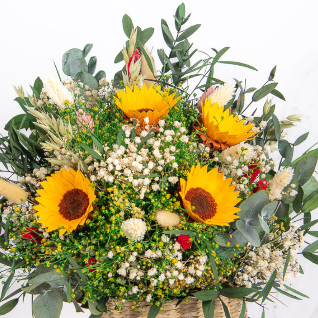 cesta de mimbre natural con girasoles preservados