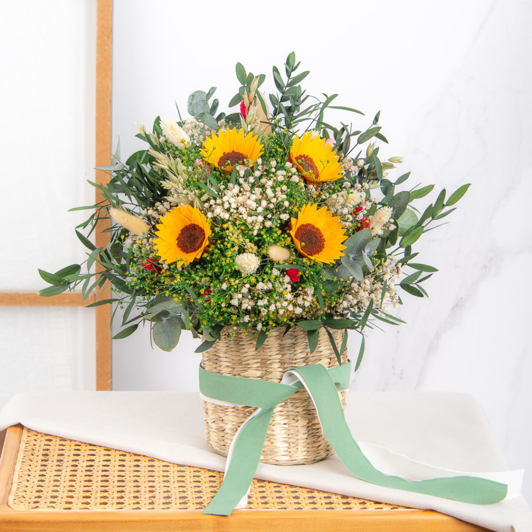 cesta de mimbre natural con girasoles preservados
