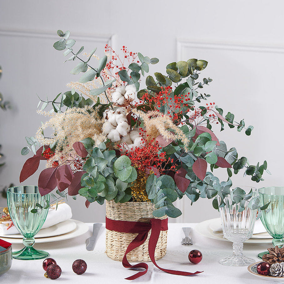 cesta de flores preservadas de navidad con eucaliptos