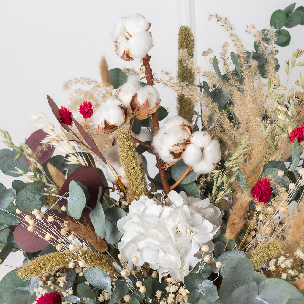 cesta de flores preservadas con eucalipto, algodón y hortensia