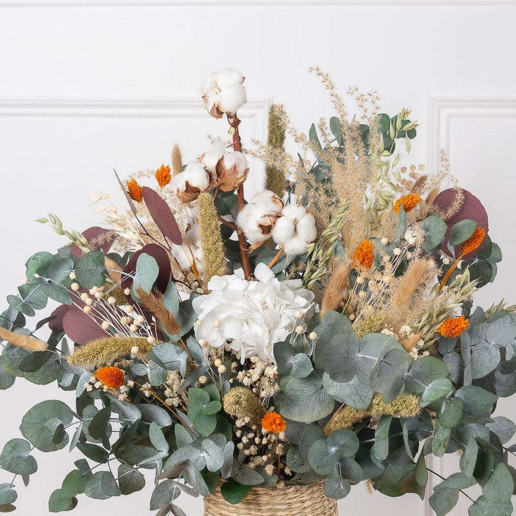 cesta de flores preservadas con eucalipto, algodón y hortensia