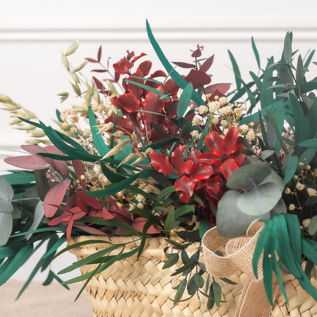 cesto capazo de flores preservadas con eucaliptus