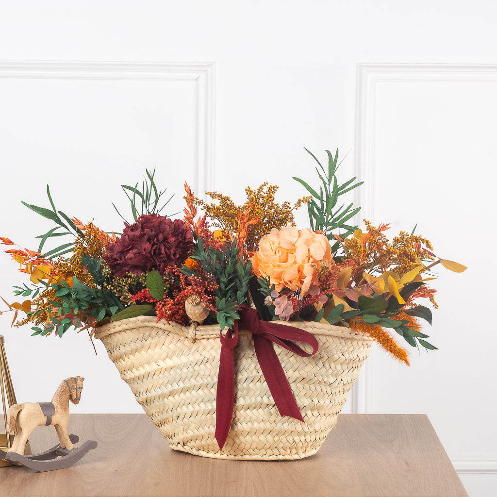 cesto capazo de flores preservadas con hortensias y eucaliptus