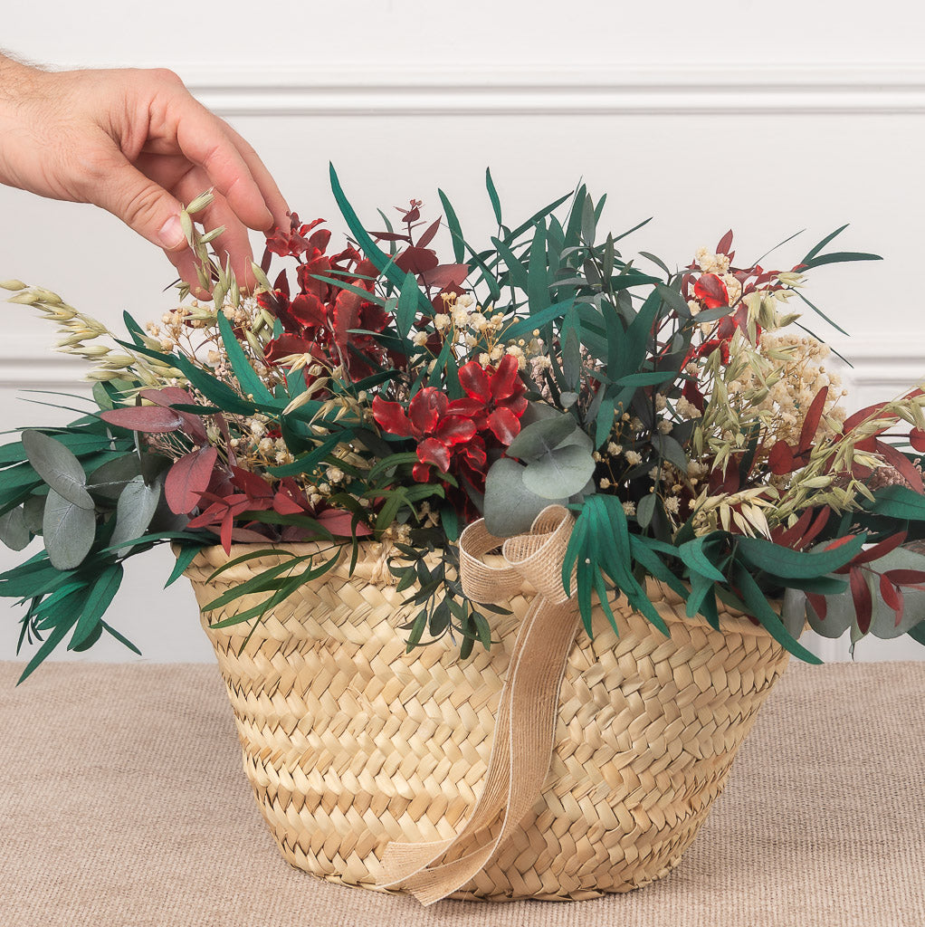 cesto capazo de flores preservadas con eucaliptus
