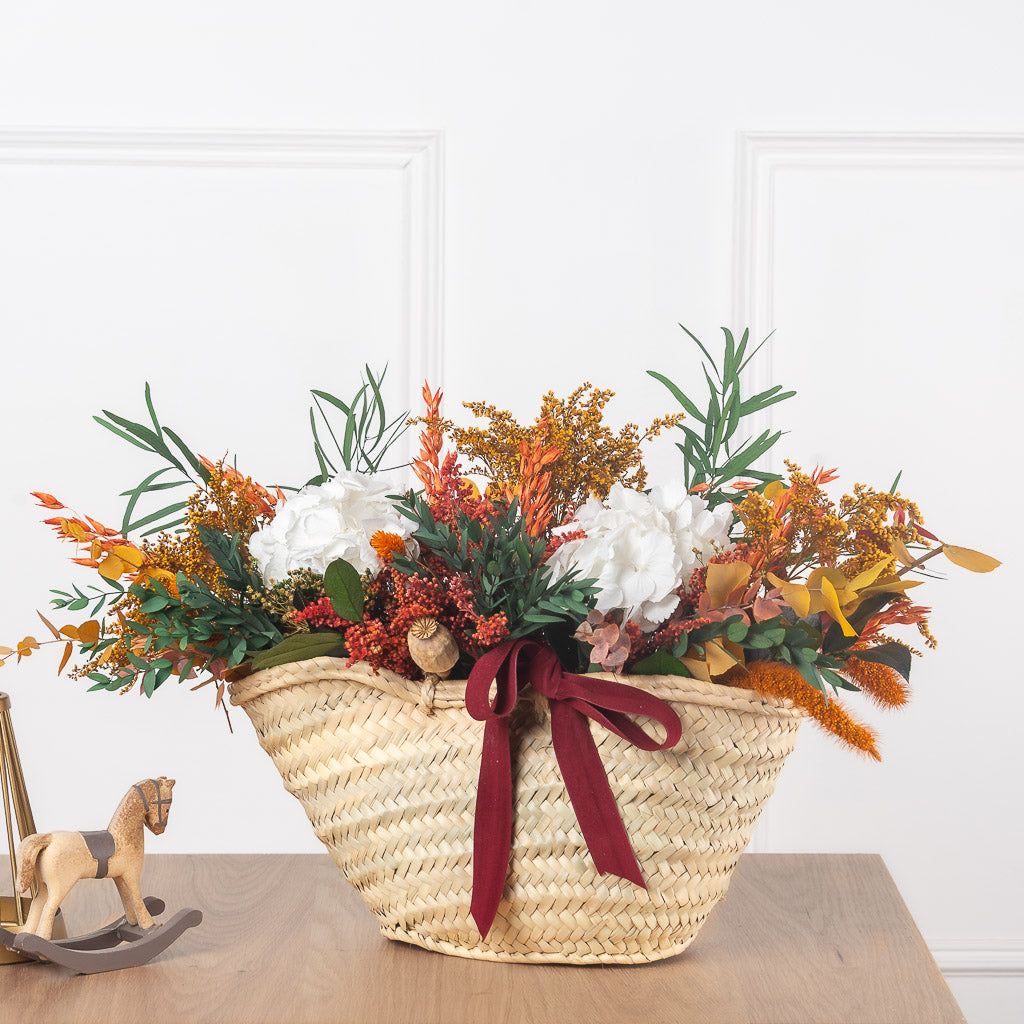 cesto capazo de flores preservadas con hortensias y eucaliptus