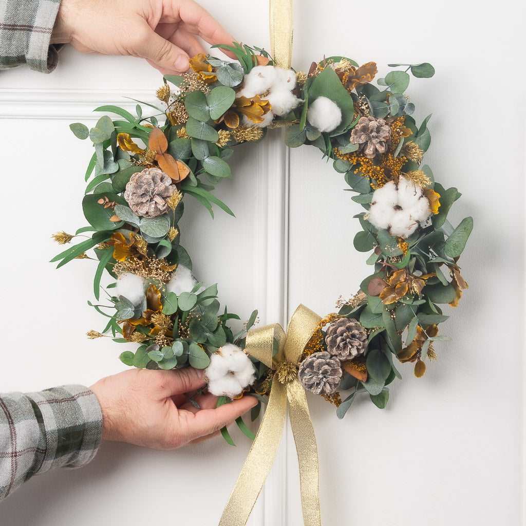 corona de navidad con algodón y eucaliptus