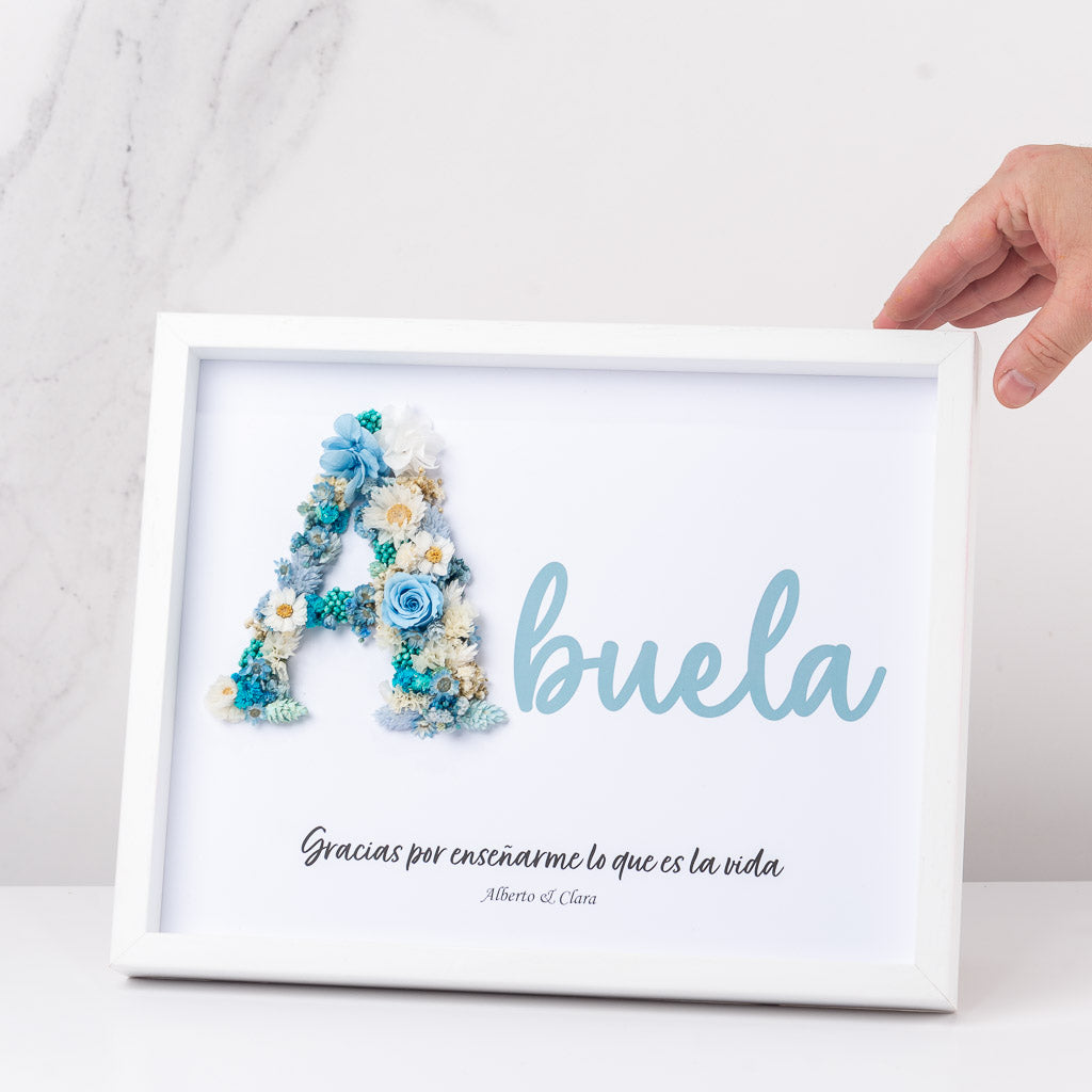 cuadro XL gran inicial con letra de flores preservadas