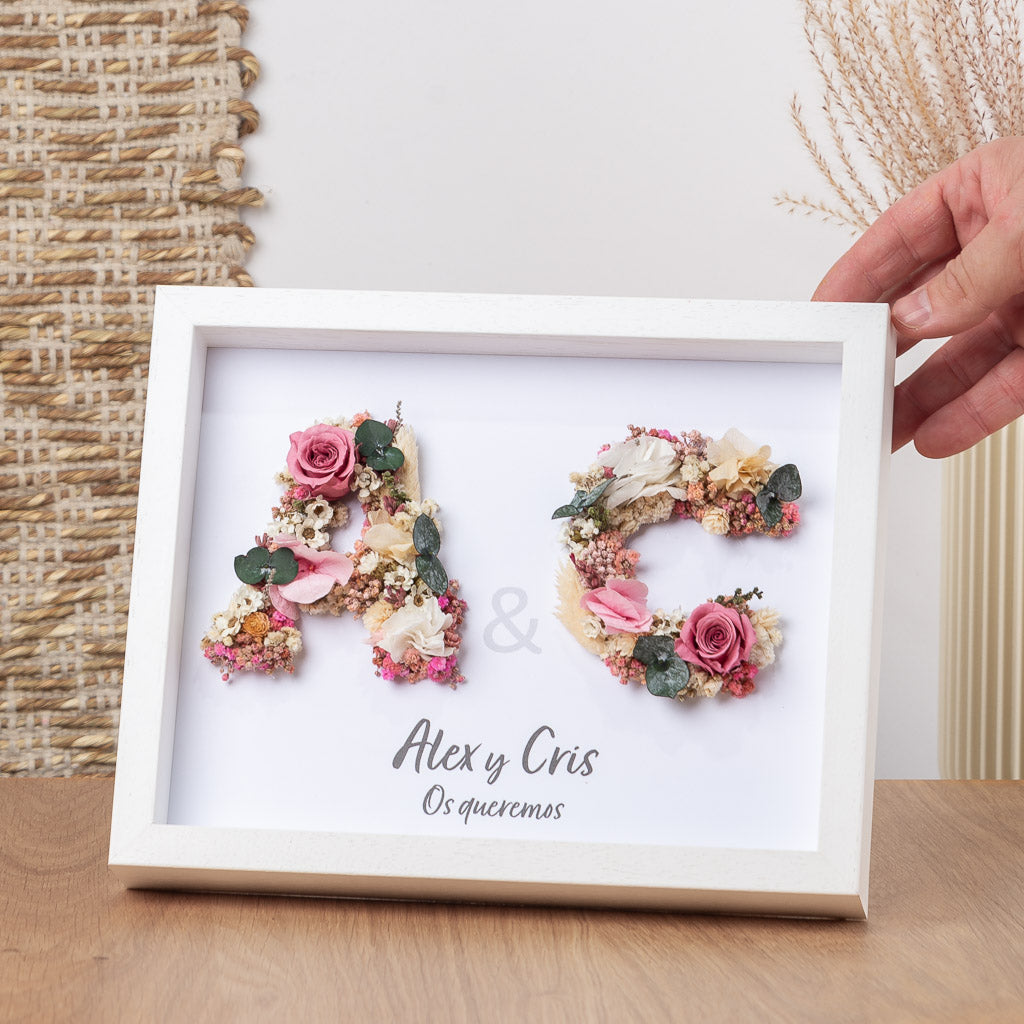 cuadro con dos iniciales con flores preservadas