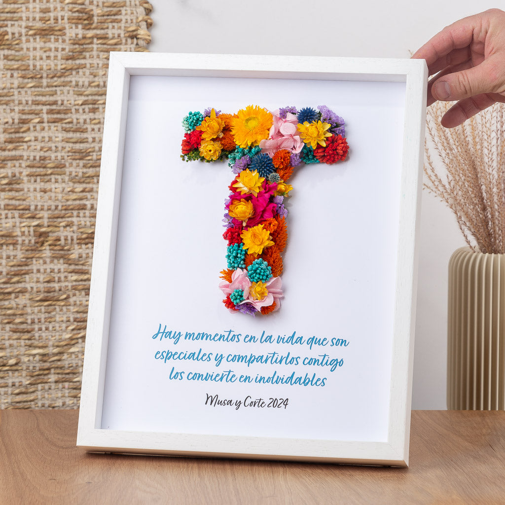 cuadro con letra multicolor de flores preservadas