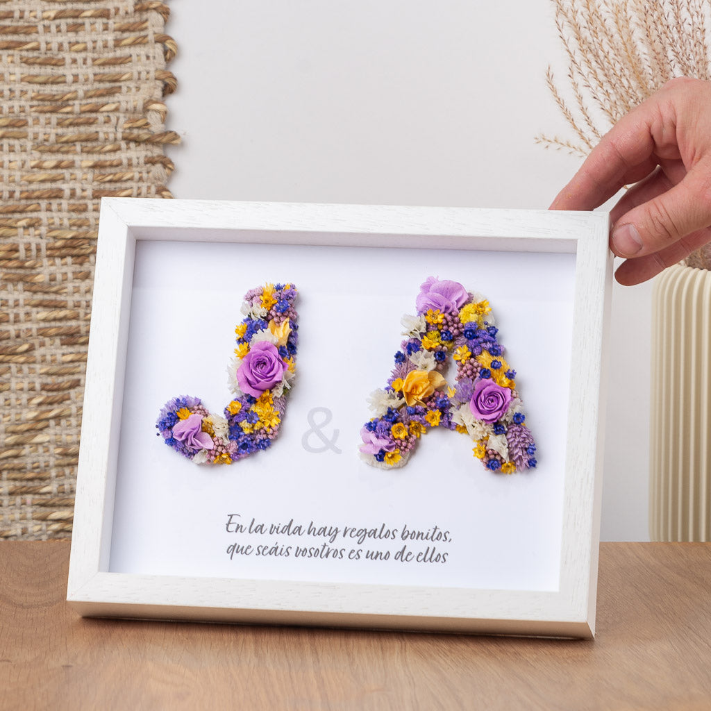 cuadro con dos iniciales con flores preservadas