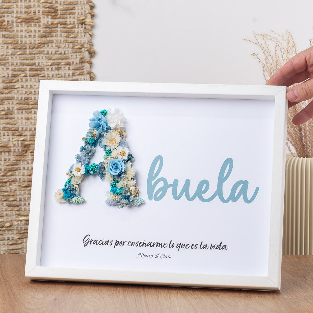 cuadro XL gran inicial con letra de flores preservadas