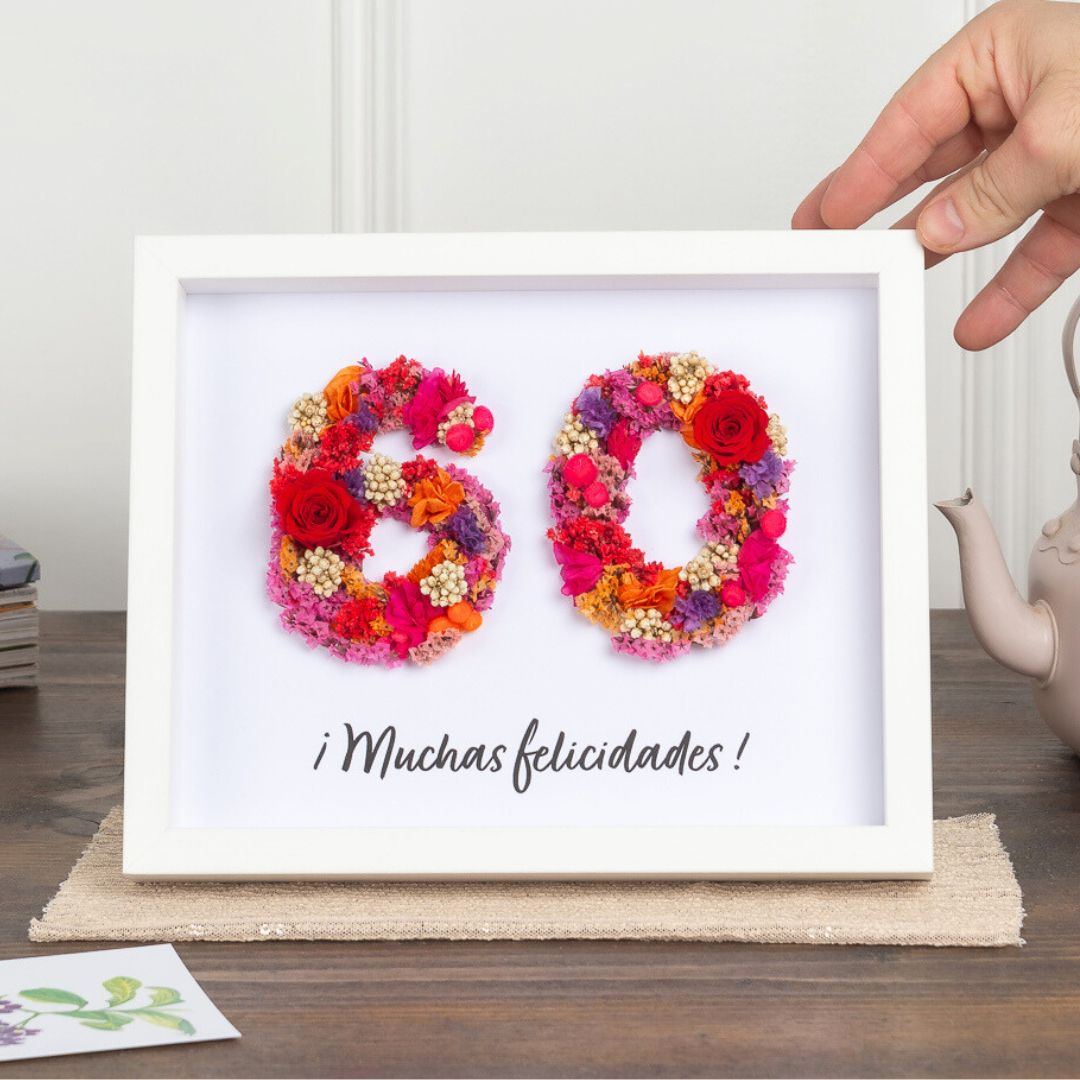 Cuadro con números de flores preservadas y texto personalizado
