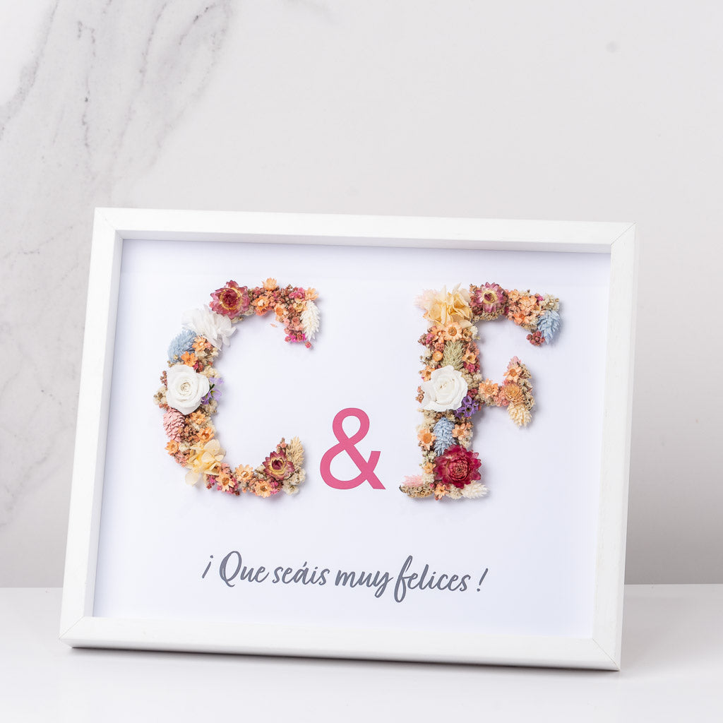 cuadro XL de dos inicales con flores preservadas
