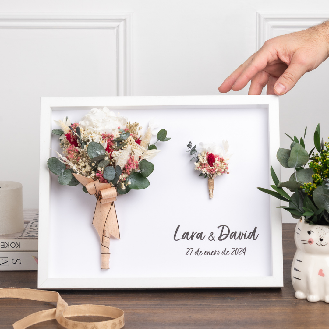 cuadro recuerdo con mini ramo de flores preservadas y prendido a juego