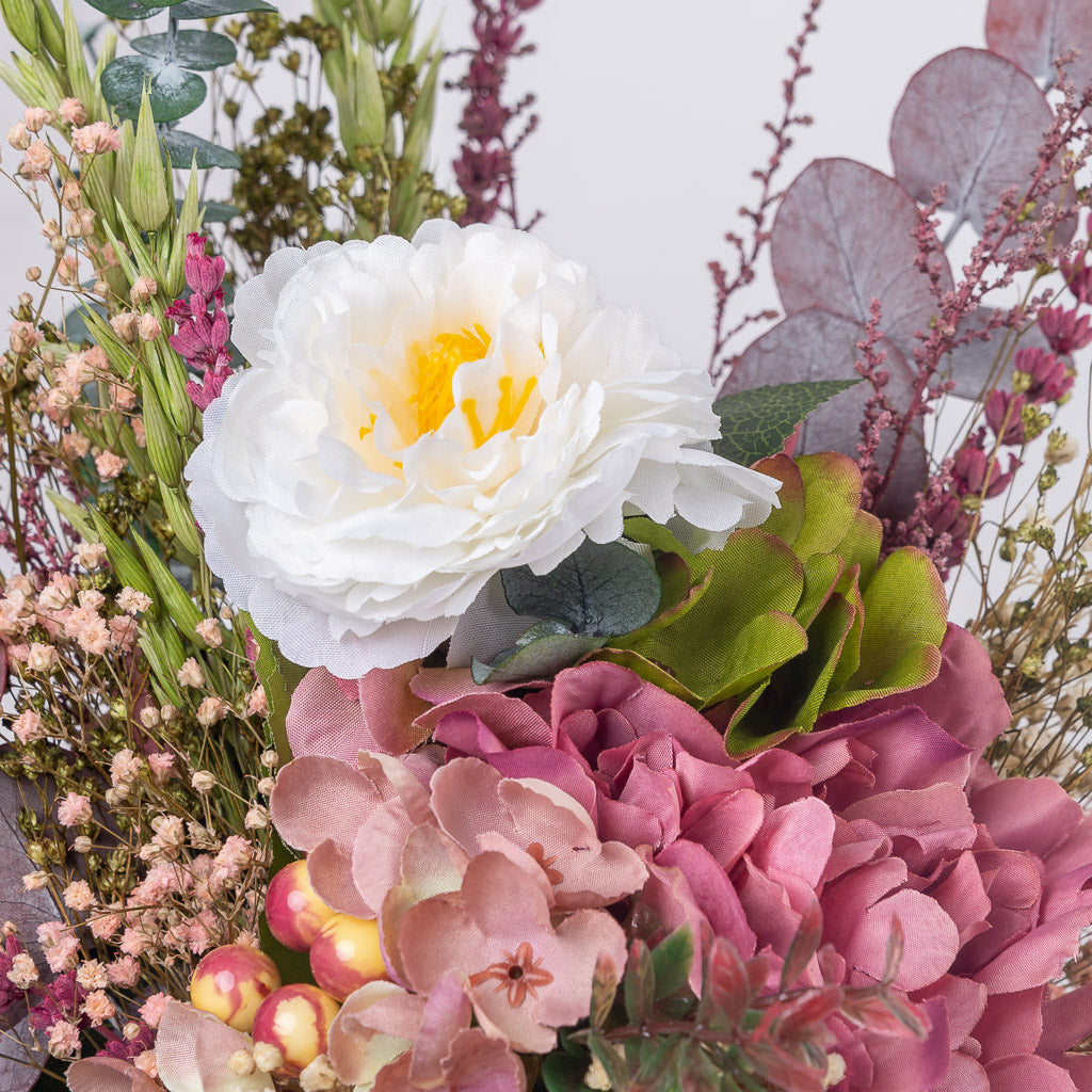 bucaro con arreglo de flores funerario con flores artificiales y preservadas. ideal para todos los santos.