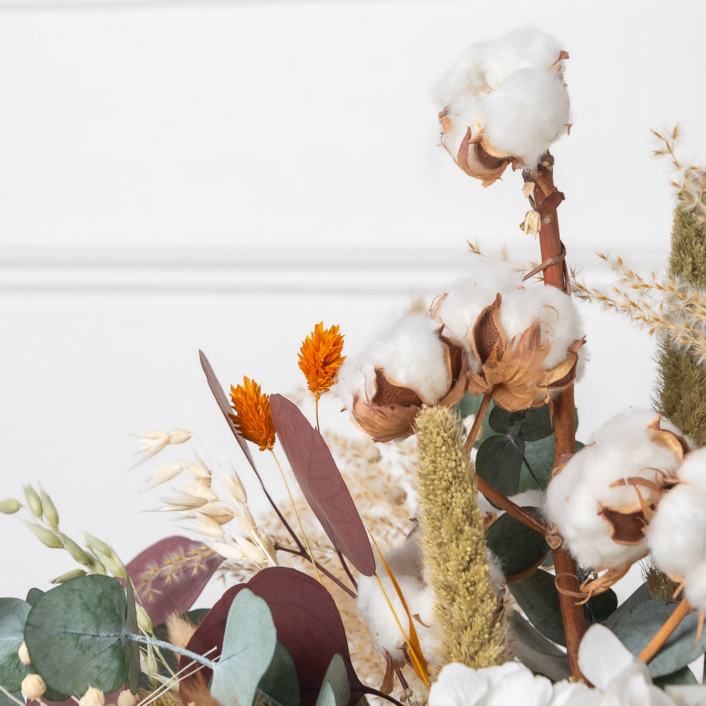 cesto de hortensia y eucaliptus preservados
