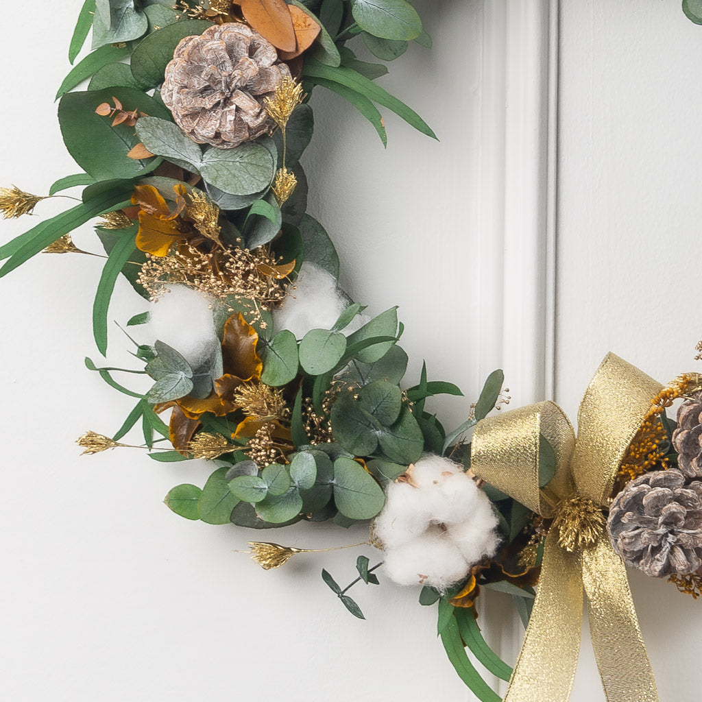 corona de verdes y algodón