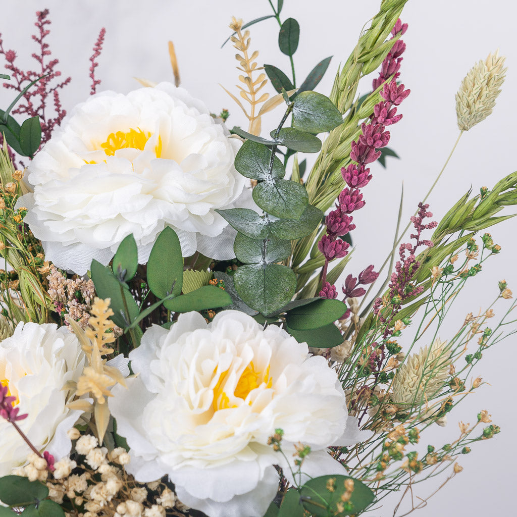 bucaro de cementerio con arreglo de flores artificiales y naturales preservadas