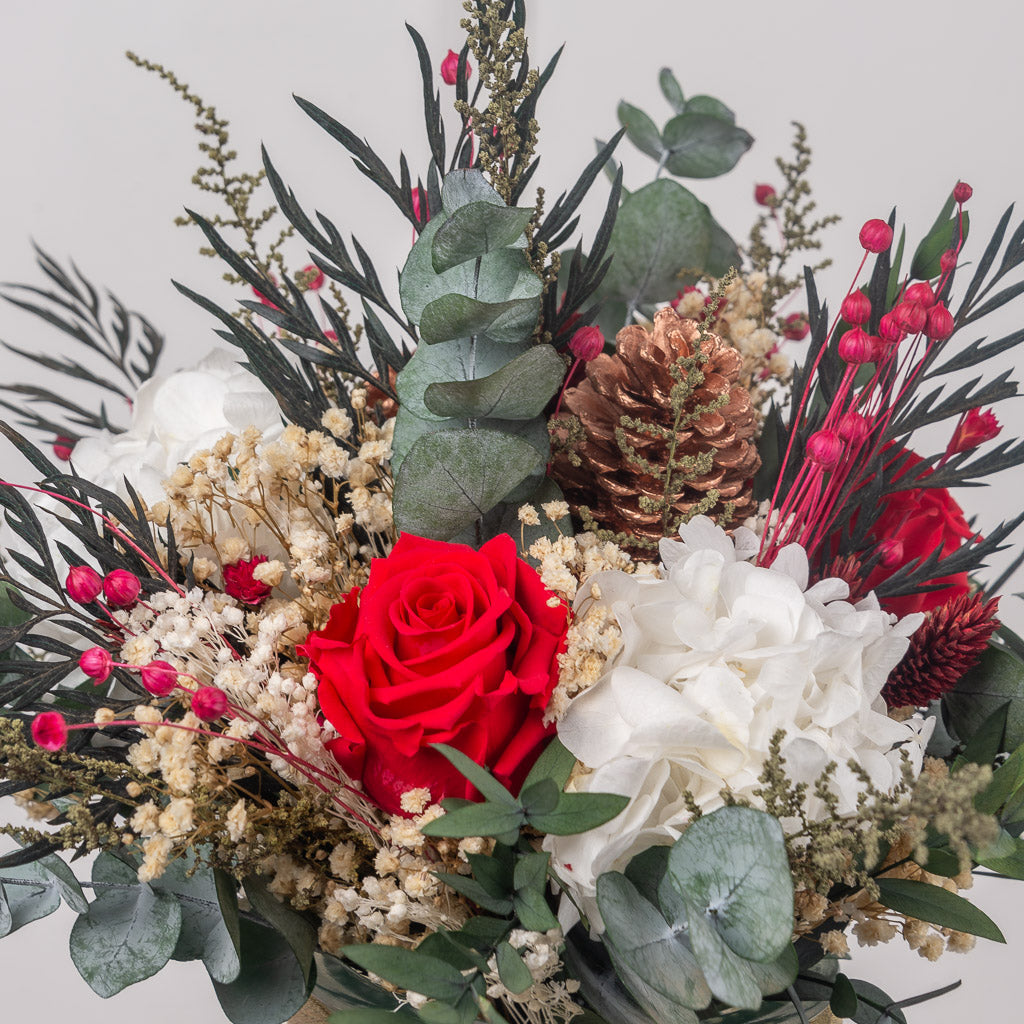 ramo de navidad de flores secas y preservadas. con hortensia, rosa, piñas y eucalipto