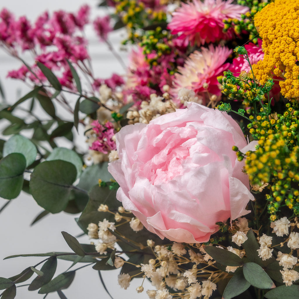 ramo ideal decoración o para novia con peonia y flores rosas preservadas