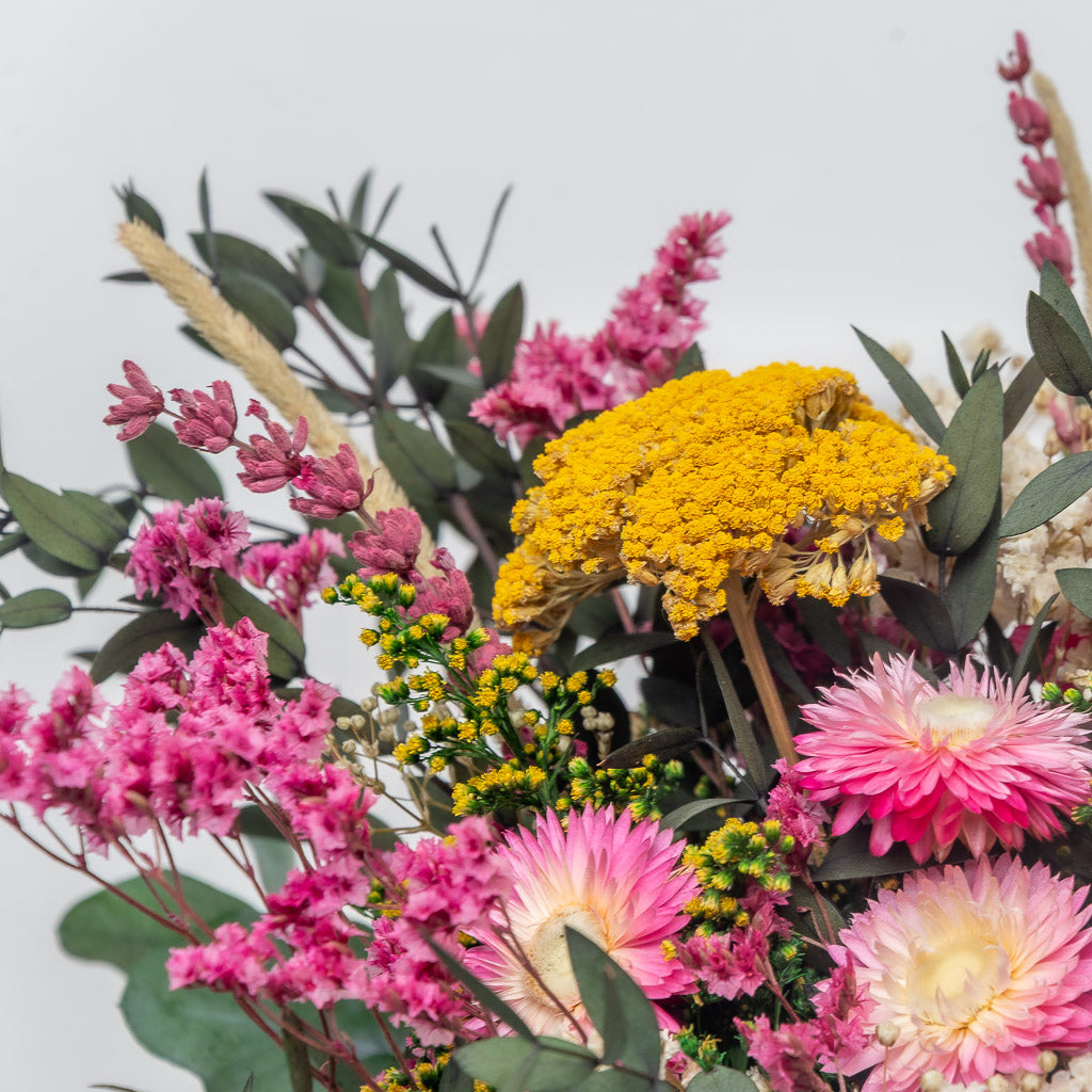 ramo ideal decoración o para novia con peonia y flores rosas preservadas