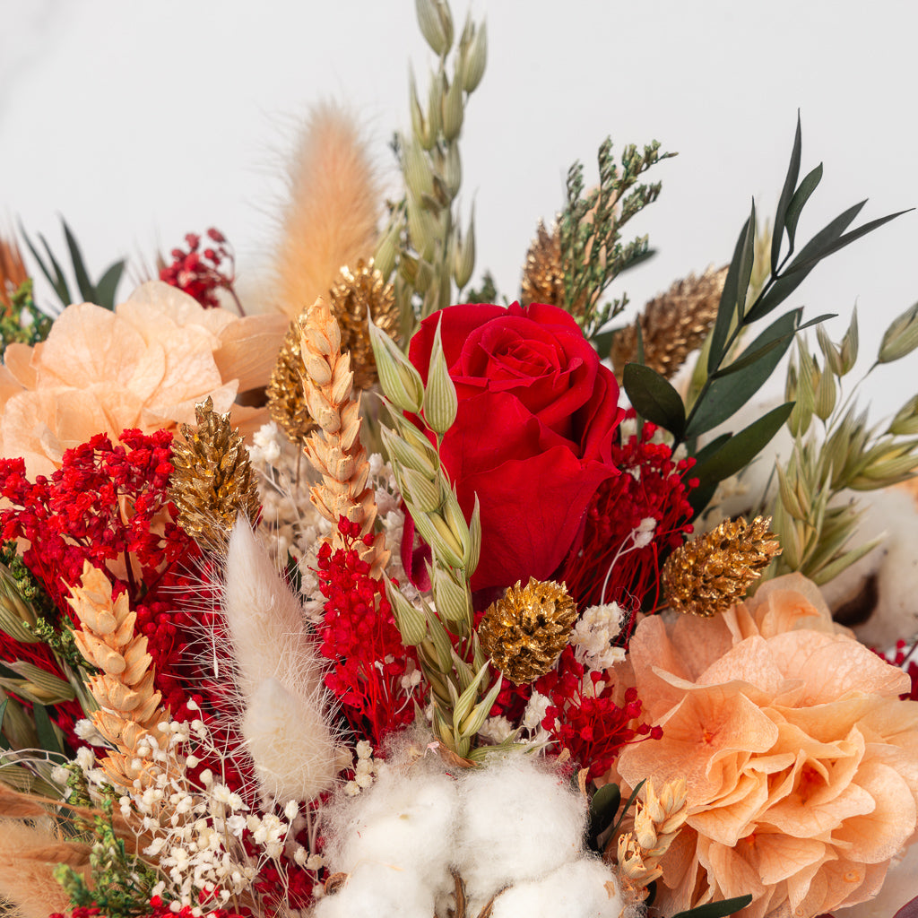 centro con algodón de navidad de flores preservadas