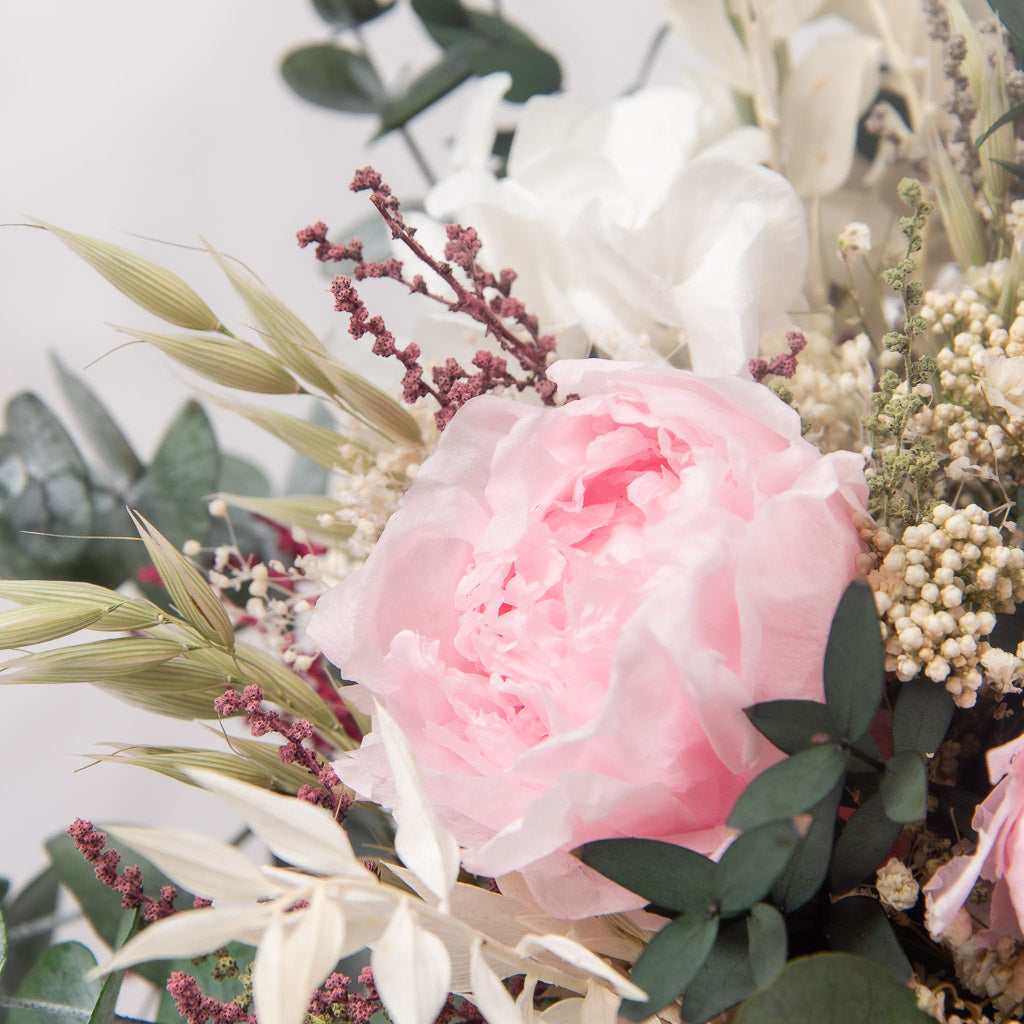 detalle de ramo de peonias preservadas