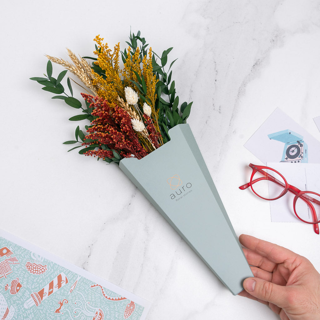 estuche de flores preservadas con eucalipto